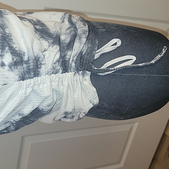 NWT 📦 Blk & Wht Tye Dye Ruched Rubbed Crop Top - Picture 8 of 9